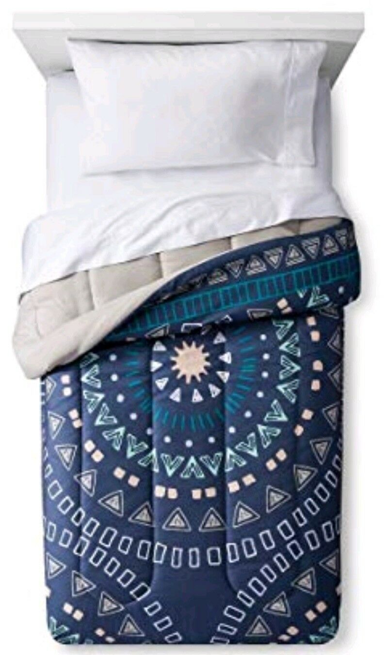 Room Essentials Reversible Comforter Blue/Tan Medallion Dorm Bed, Twin