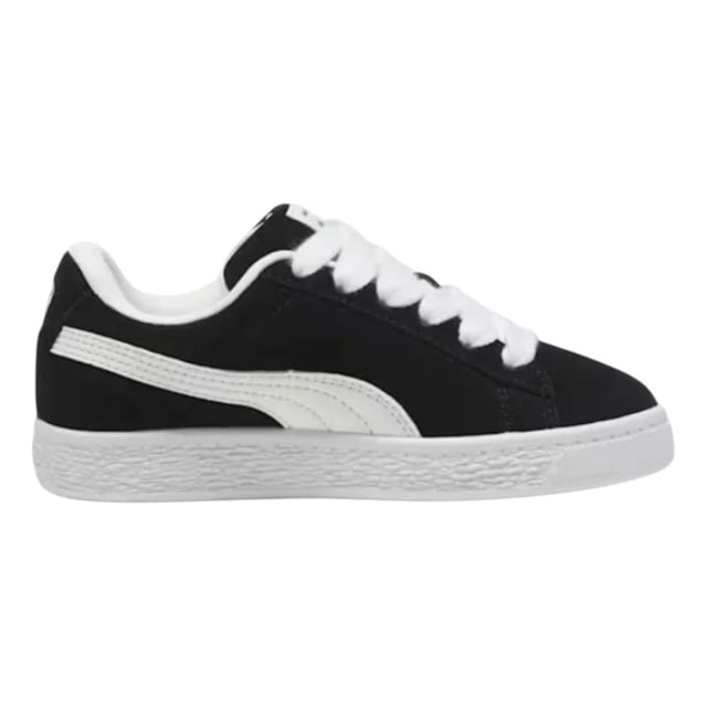 tenis puma niños suede xl jr negro casual negro 20 mx vista lateral izquierda de tenis casual para niño, corte negro tipo gamuza con franja blanca PUMA, cordones y suela blanca texturizada, perfil bajo y forro acolchado; diseñado para uso diario y actividades casuales, también suele emplearse para combinar con uniformes escolares informales.