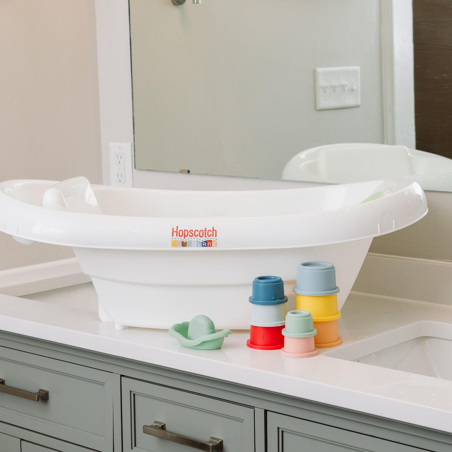 Hopscotch Lane Newborn to Toddler Bathtub with Newborn Sling, Unisex