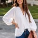 thumbnail image 3 of Blusa informal de color puro para mujer, color blanco XXL, corte holgado y puños ajustados, cuello en V y manga larga, 3 of 6