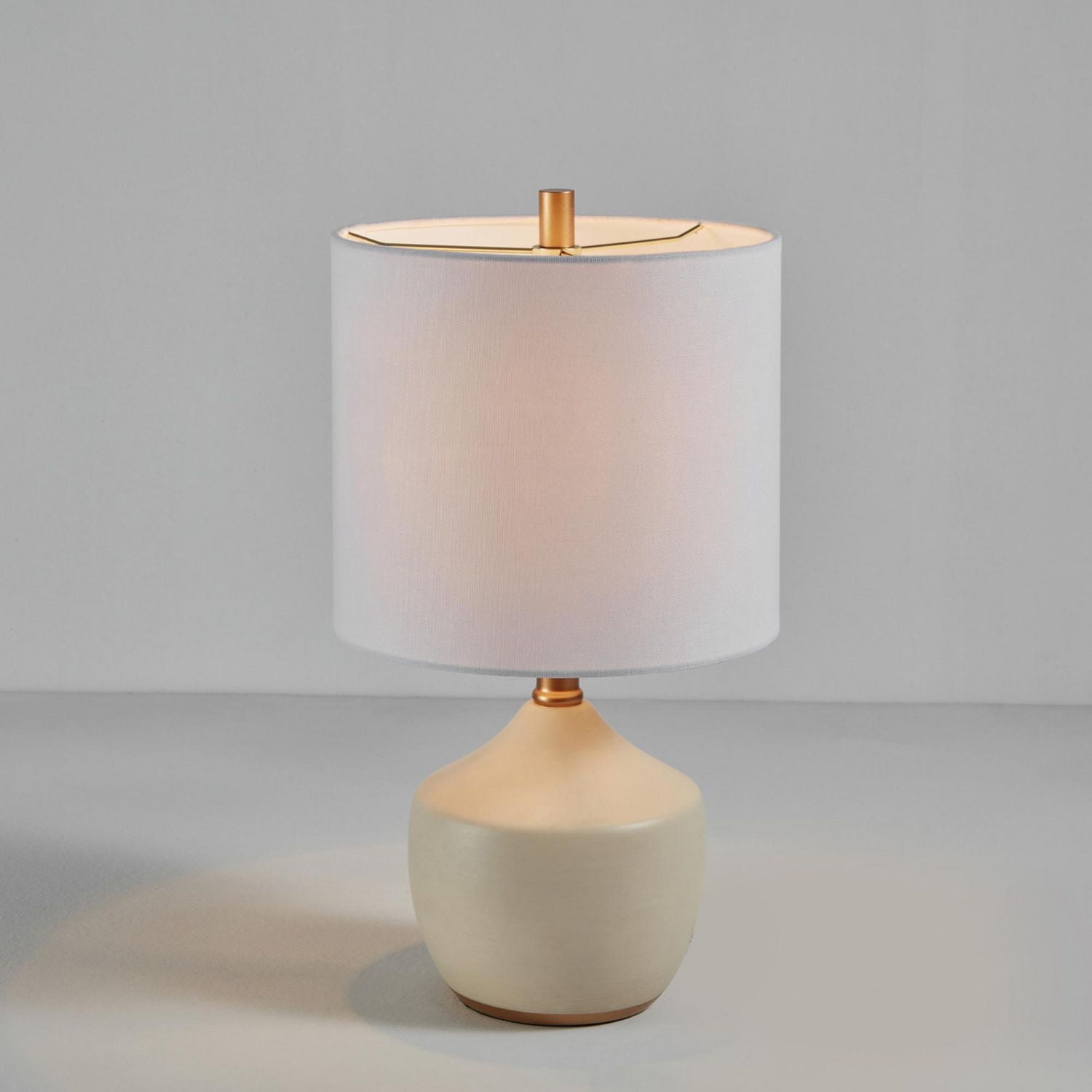 Lampe de table en céramique de 16 po Novogratz x Globe au fini crème à texture de béton avec abat-jour en lin blanc