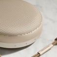 thumbnail image 5 of Bang & Olufsen Beosound A1 (2.ª generación) Altavoz Bluetooth inalámbrico portátil resistente al agua con micrófono, tono dorado, 5 of 5