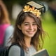thumbnail image 4 of Diadema de graduación para mujer | Tocado floral con gorra de doctorado | Lindo accesorio fotográfico de la ceremonia del doctorado | Tela ligera | Graduación universitaria y accesorio de fiesta, 4 of 6