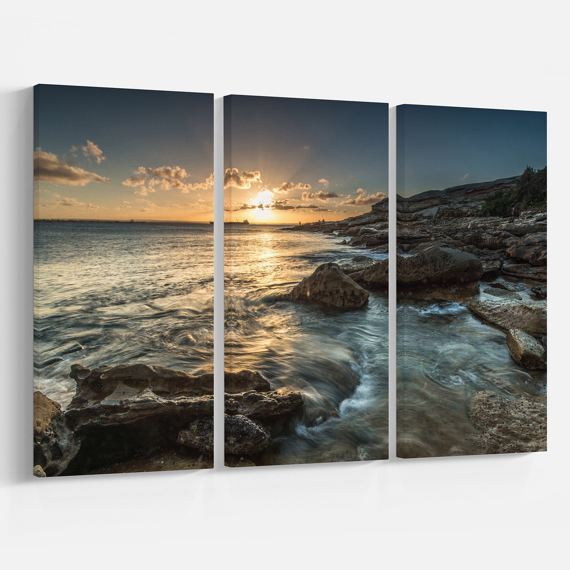 Designart 'Sydney Beach with Bright Sunset ' Seascape Canvas Art Print