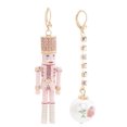 thumbnail image 1 of Pendientes Betsey Johnson Cascanueces con forma de bola lineal que no coinciden, 1 of 6
