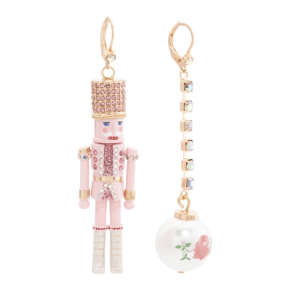 Pendientes Betsey Johnson Cascanueces con forma de bola lineal que no coinciden