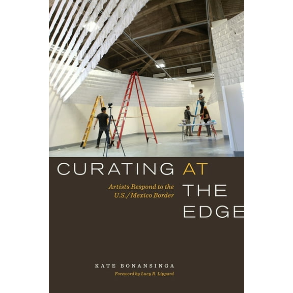 Curating at the Edge: Artists Respond to the U.S./Mexico Border, (Paperback)