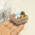 thumbnail image 1 of Accesorios para casa de muñecas, modelo creativo en miniatura de bricolaje, juguete, canasta de baño simple, 1 of 4