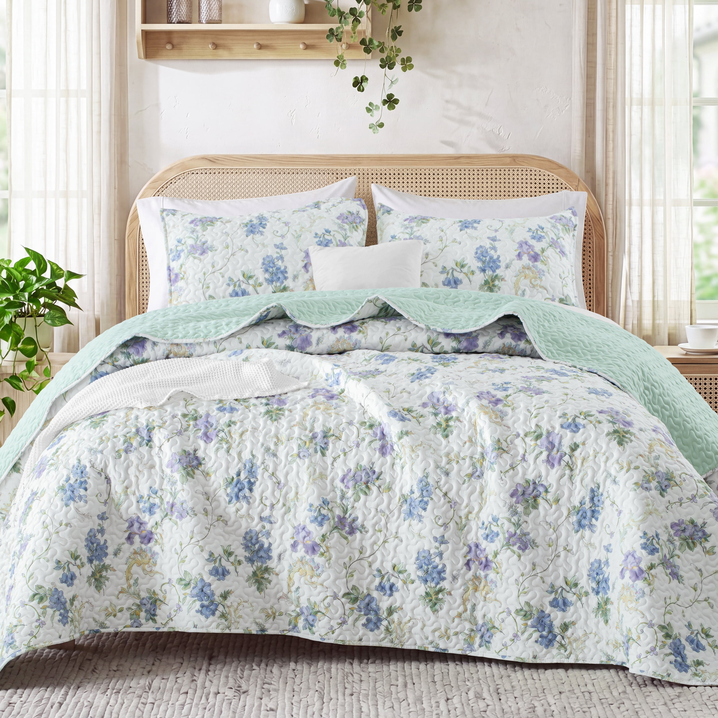 Exclusivo Mezcla Floral Quilt King Size, Faint Yellow King Size Quilt Bedding Set with Purple Floral and Vine Pattern, Reversible Lightweight Bedspreads Coverlets (104"x96")