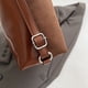 thumbnail image 4 of Bolso Hombro Gamuza para Mujer Con Lazo Y Bolsillo Interior Viajes (marrón), 4 of 7
