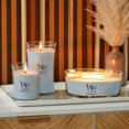 thumbnail image 4 of Cera de soja Candle WoodWick con forma de reloj de arena, tamaño mediano, madera de salvia y pastos marinos, 4 of 6