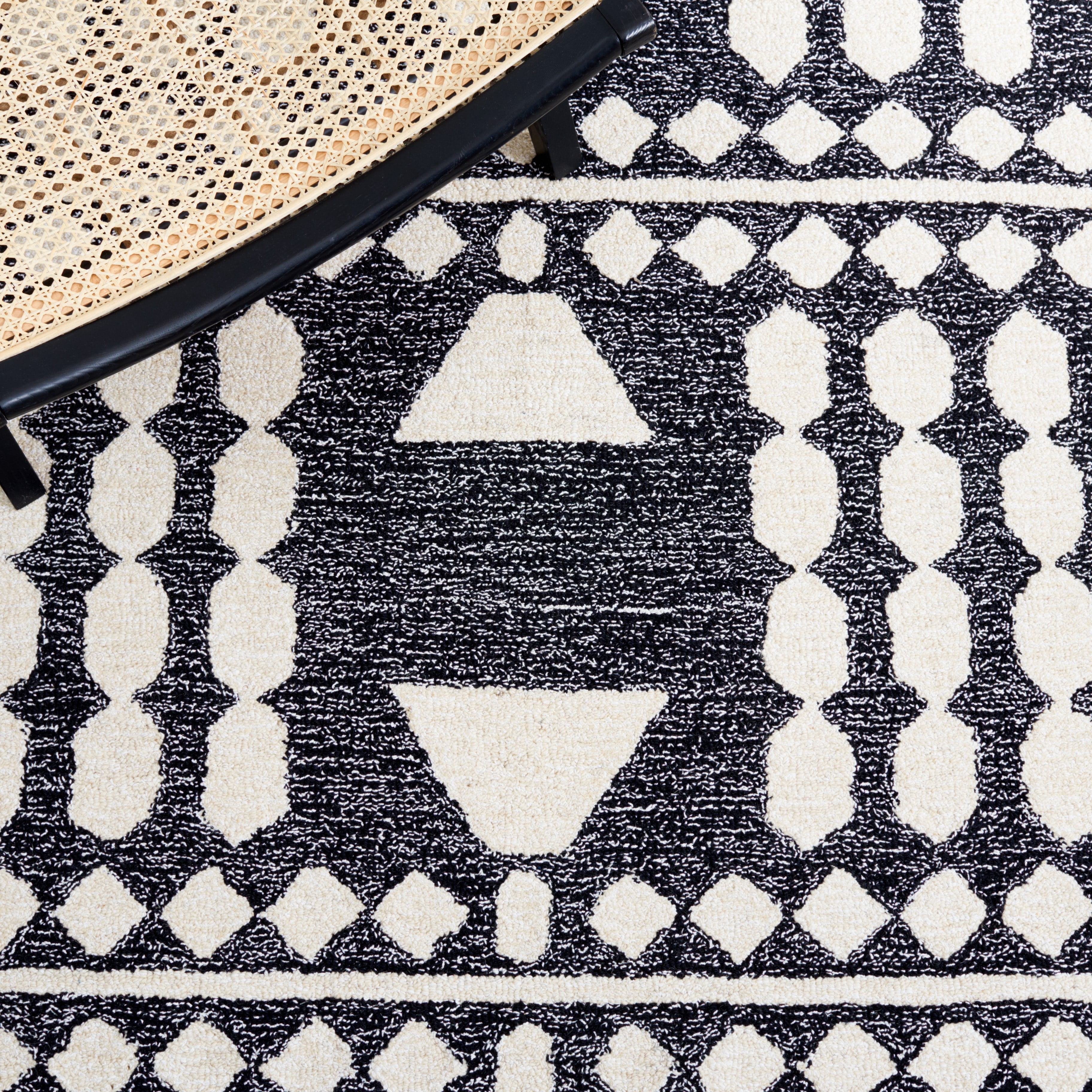 SAFAVIEH Capri Roger Southwestern Area Rug, Black/Ivory, 3' x 5'