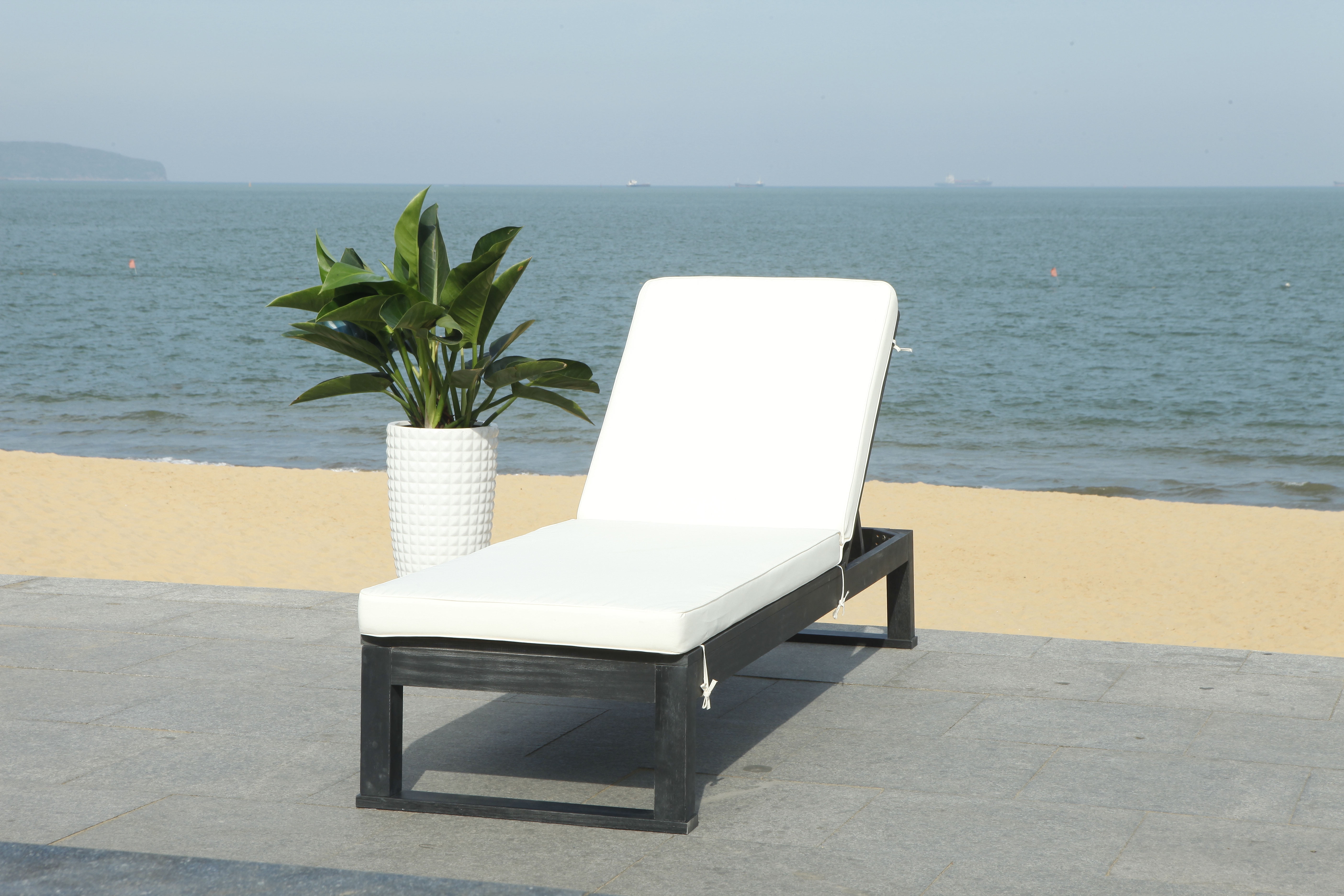 safavieh solano sunlounger