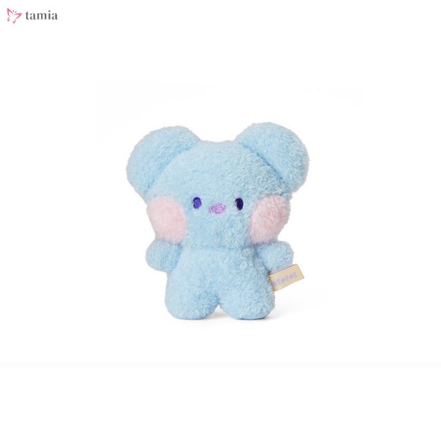 1 : 1 original kpop bts bt21 baby minini peluche suave lindo juguetes de muñeca 12cm llavero bolsa colgante tata chimmy cooky peluche Koya azul de 12 cm, vista frontal centrada; figura de felpa suave con orejas redondeadas, mejillas rosadas, ojos y nariz bordados en violeta y etiqueta cosida en el costado sobre fondo blanco; ideal como colgante de bolsa o llavero para fans.