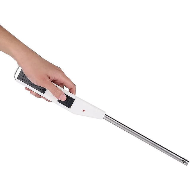 encendedor largo para estufa de gas, encendedor de plasma piezoeléctrico para cocina, a prueba de viento Blanco QZZL close-up diagonal de un encendedor largo blanco con empuñadura antideslizante negra, botón de activación visible y cañón metálico alargado, sostenido por una mano y con anilla metálica para almacenamiento; diseño de brazo largo para encendido seguro y apto para estufas de gas y barbacoas, y suele usarse también para encender velas en áreas de difícil acceso.