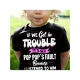 thumbnail image 1 of Camiseta divertida para niña con frase "Si nos metemos en problemas, es culpa de mi abuelo porque le hice caso", negra con letras blancas y rosas, corte holgado, informal, para verano, lavable a máq, 1 of 6
