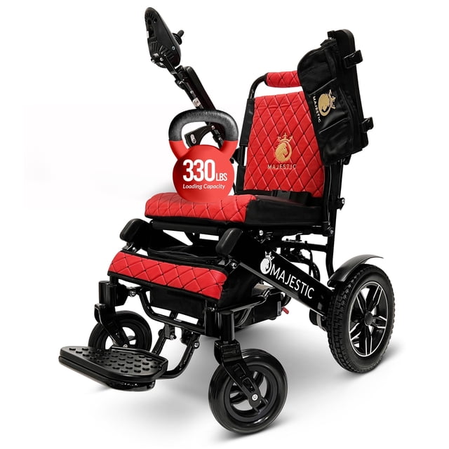 Majestic Fauteuil Roulant Électrique, Fauteuils Roulants Électriques Légers, Seulement 49 Lb, Capacité de 330 Lb. Vue Orientée vers l'Avant d'Un Fauteuil Roulant Électrique Léger et Pliable avec un Cadre durable en Alliage d'Aluminium de Qualité Aéronautique. Comprend des Coussins Rouges Matelassés pour Siège et Dossier, des Accoudoirs Rembourrés, des Repose-Pieds Surélevés et une Batterie Amovible. Conçu pour les Adultes, Il Offre un Contrôle Motorisé, une Capacité de Poids de 330 Lb et une Portabilité pour une Utilisation Intérieure et Extérieure. Idéal comme Aide à la Mobilité