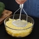 thumbnail image 4 of Machacador de patatas de acero inoxidable | Machacador manual de cocina con mango ergonómico antideslizante | Malla uniforme para un puré suave | Prensa multifuncional para verduras y frutas, 4 of 6