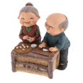 thumbnail image 4 of Adorno de Pareja de Ancianos de Resina Colco 15x12x13cm, 4 of 8