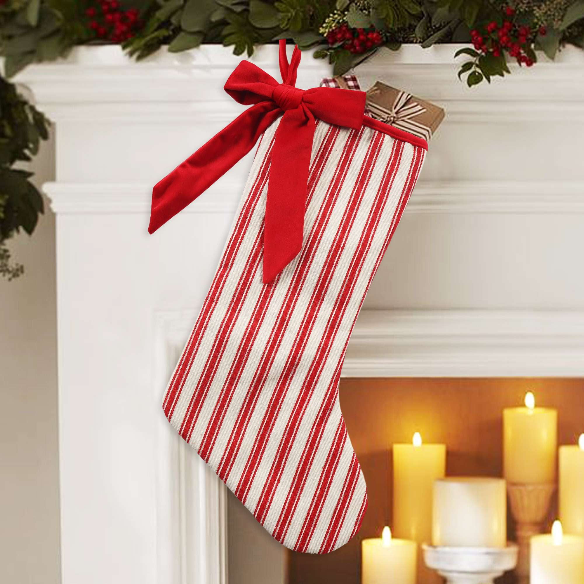 Chaussette de Noël Stripe, 21 pouces, couleur rouge Temps de vacances 21 pouces Bas à rayures, base de matériau en lin, crème et tissu à rayures rouges, un grand arc rouge attaché au bas, utilisation pour la décoration de Noël.