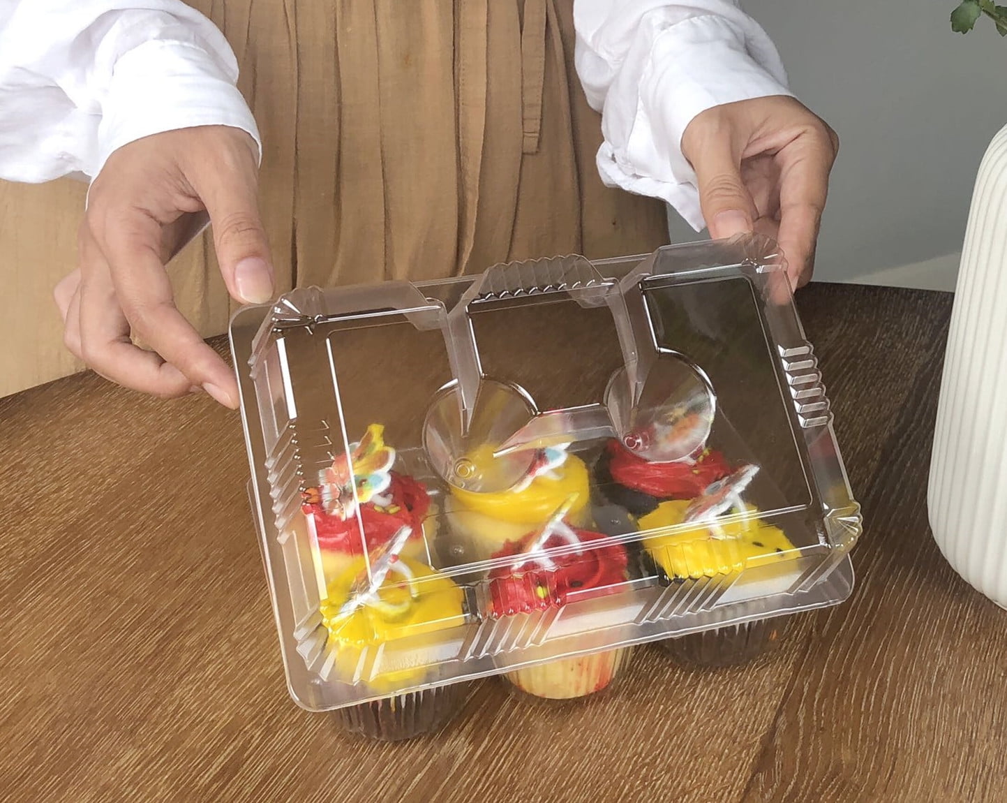 4U'LIFE 6 Compartment Crystal Clear Dome Lid Hinged Cupcake/Muffin  Container,Cupcake carrier, Packaging Transporter, Cupcake Trays, Cupcake