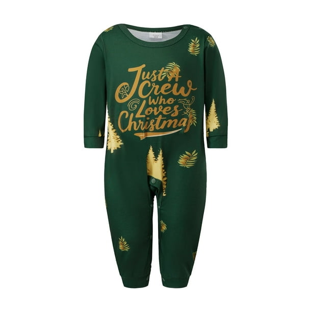 Conjunto de pijamas navideños familiares a juego con estampado de árbol y letras. Pijamas de vacaciones para papá, mamá y niños.