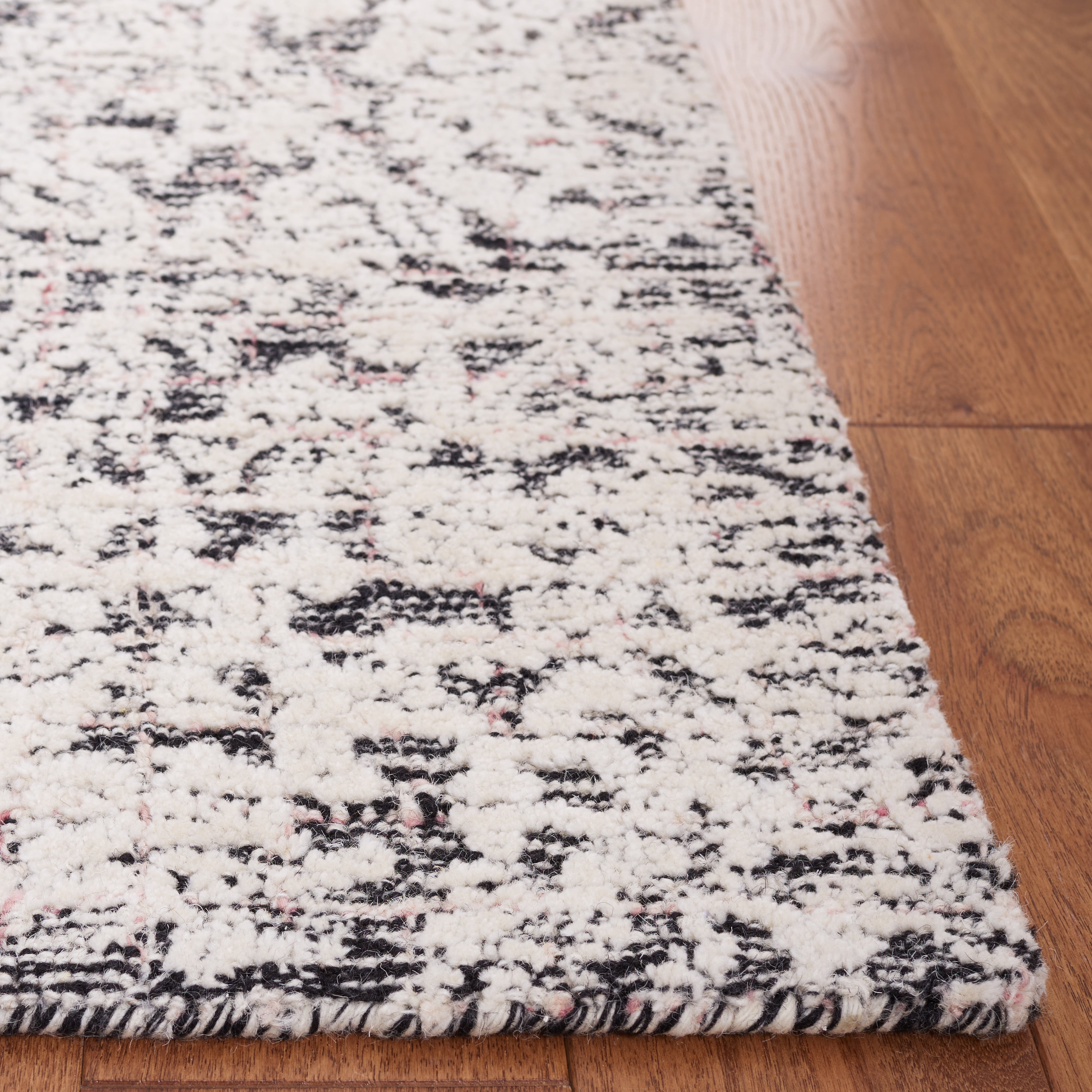 SAFAVIEH Metro Aideen Distressed Area Rug, Black/Ivory, 4' x 6'