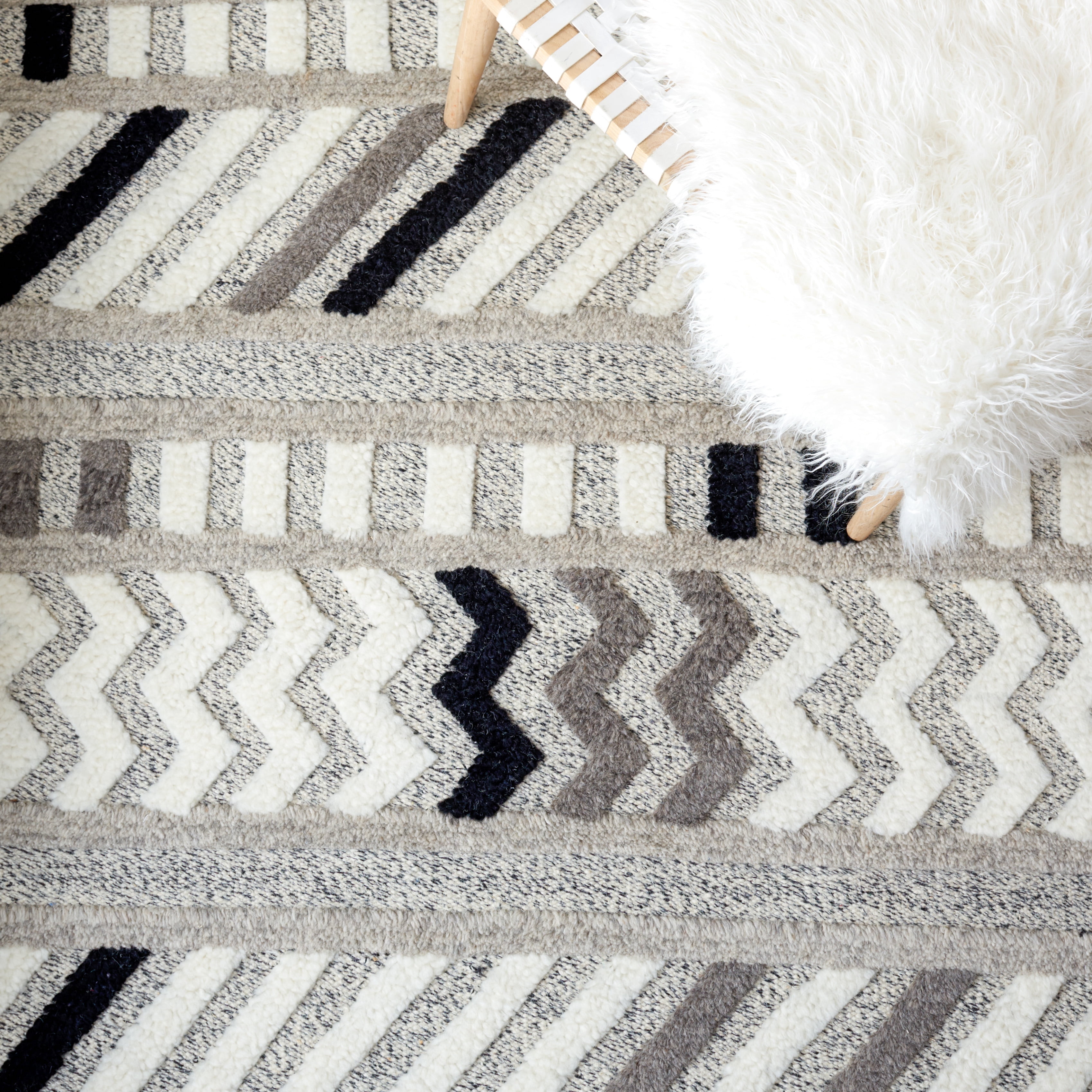SAFAVIEH Casablanca Mckayla Geometric Wool Area Rug, Ivory/Black, 4' x 6'