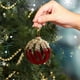 thumbnail image 5 of Adornos navideños Yuanzi rojos con purpurina - Bolas colgantes de 8 cm para decorar el árbol de Navidad, fiestas y el hogar, juego de 5 bolas de terciopelo rojo con destellos dorados, 5 of 6