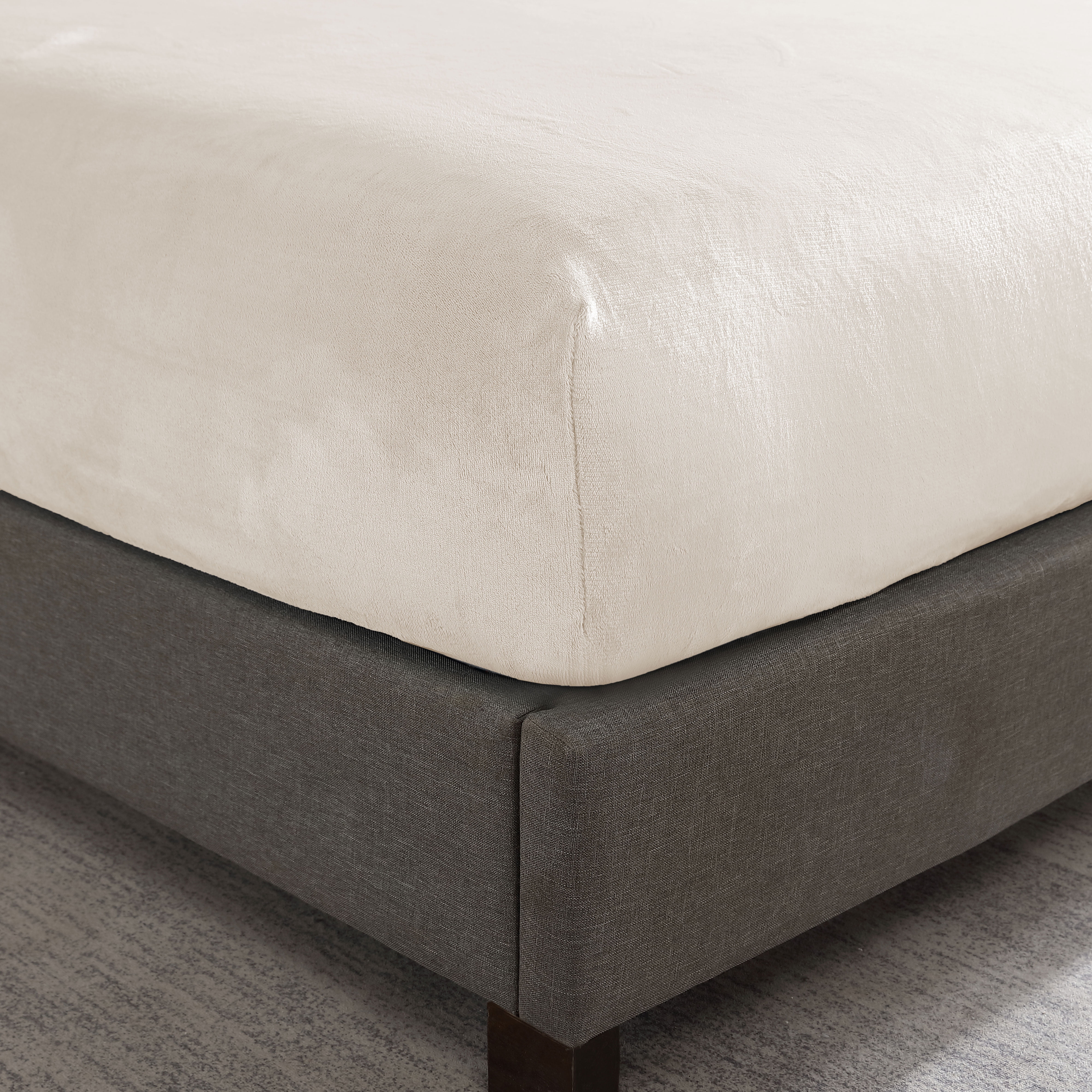 Swift Home Luxury 1 Piece Flannel Plush Fur Fitted Sheet, Ultra-Soft, Deep Pocket Fit, All Season Warmth, Twin Size, Cream