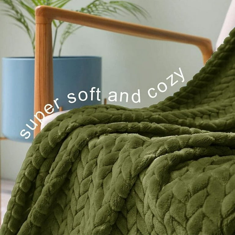 Exclusivo Mezcla Extra Large Flannel Fleece Throw Blanket 50x70 Inches Leaves Pattern Soft Throw Blanket for Couch Cozy Warm and Lightweight