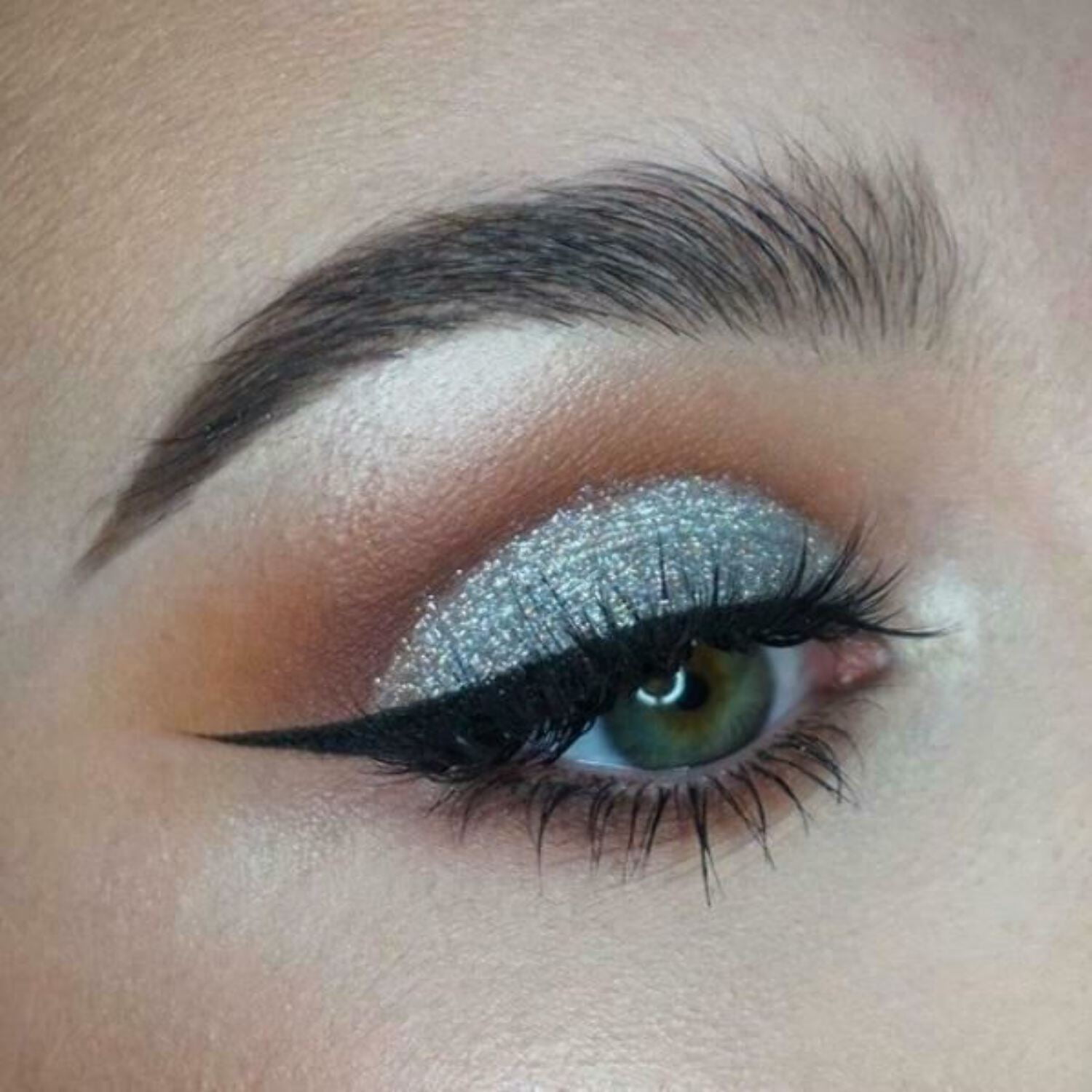 Looking for a new easy-on holographic eyeshadow as my NYX halo eye