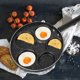 thumbnail image 4 of Sartén antiadherente de 5 agujeros para cocinar huevos, ideal para el desayuno., 4 of 13