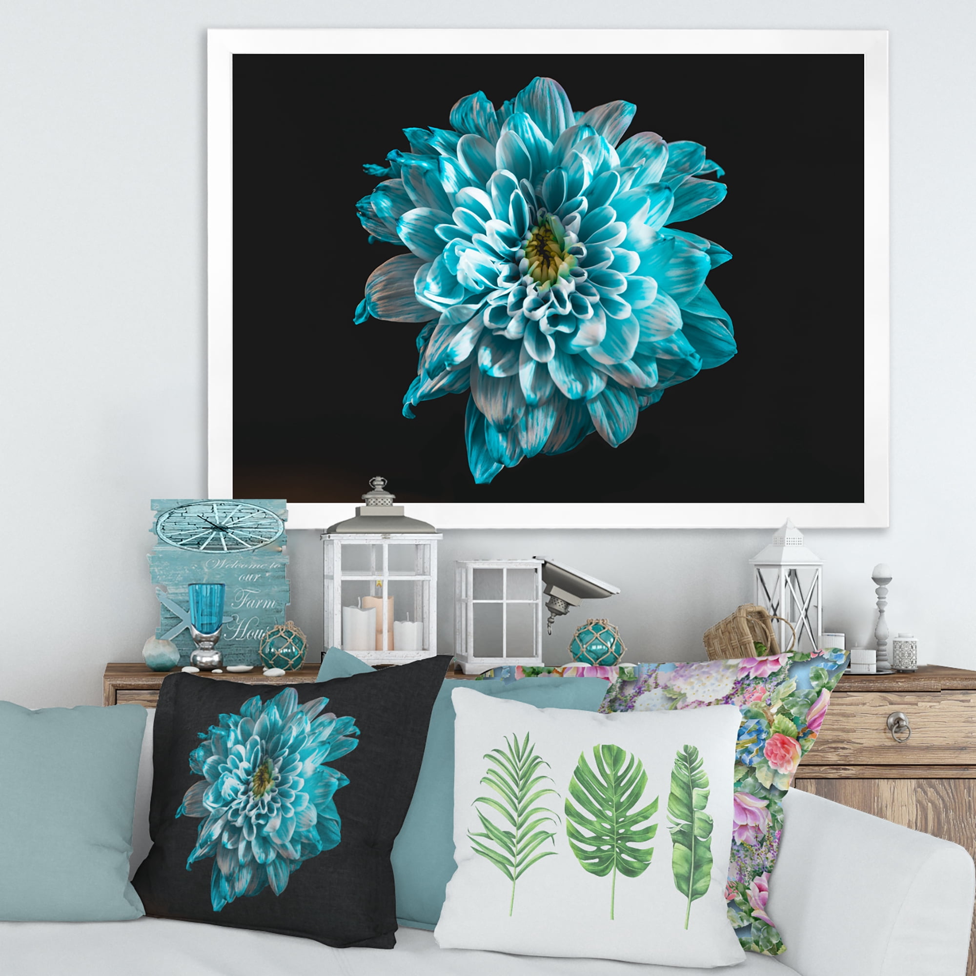 Designart 'Close Up Of Flower With White and Blue Petals' Traditional Framed Art Print