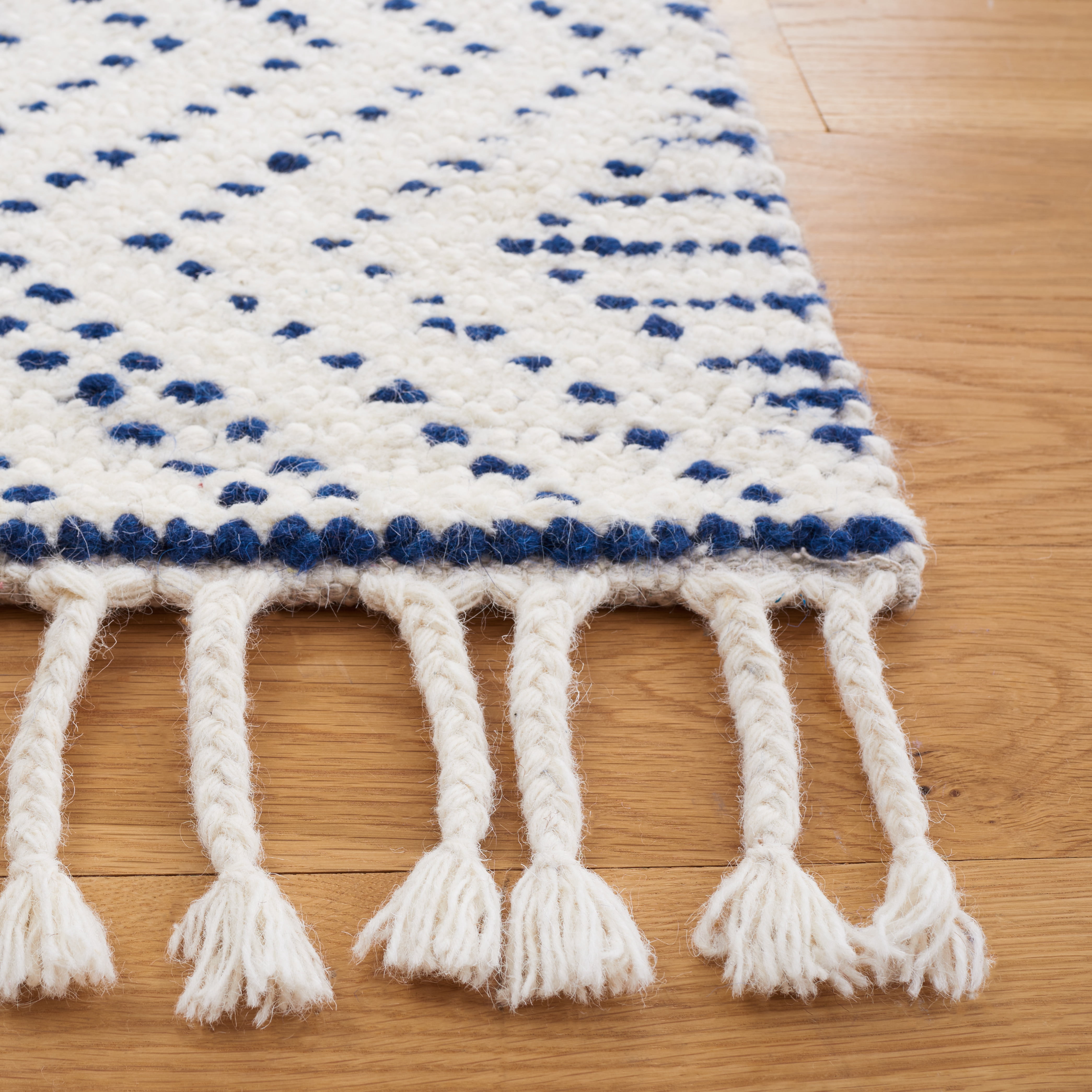 SAFAVIEH Natura Kennedy Southwestern Area Rug, Ivory/Blue, 6' x 9'