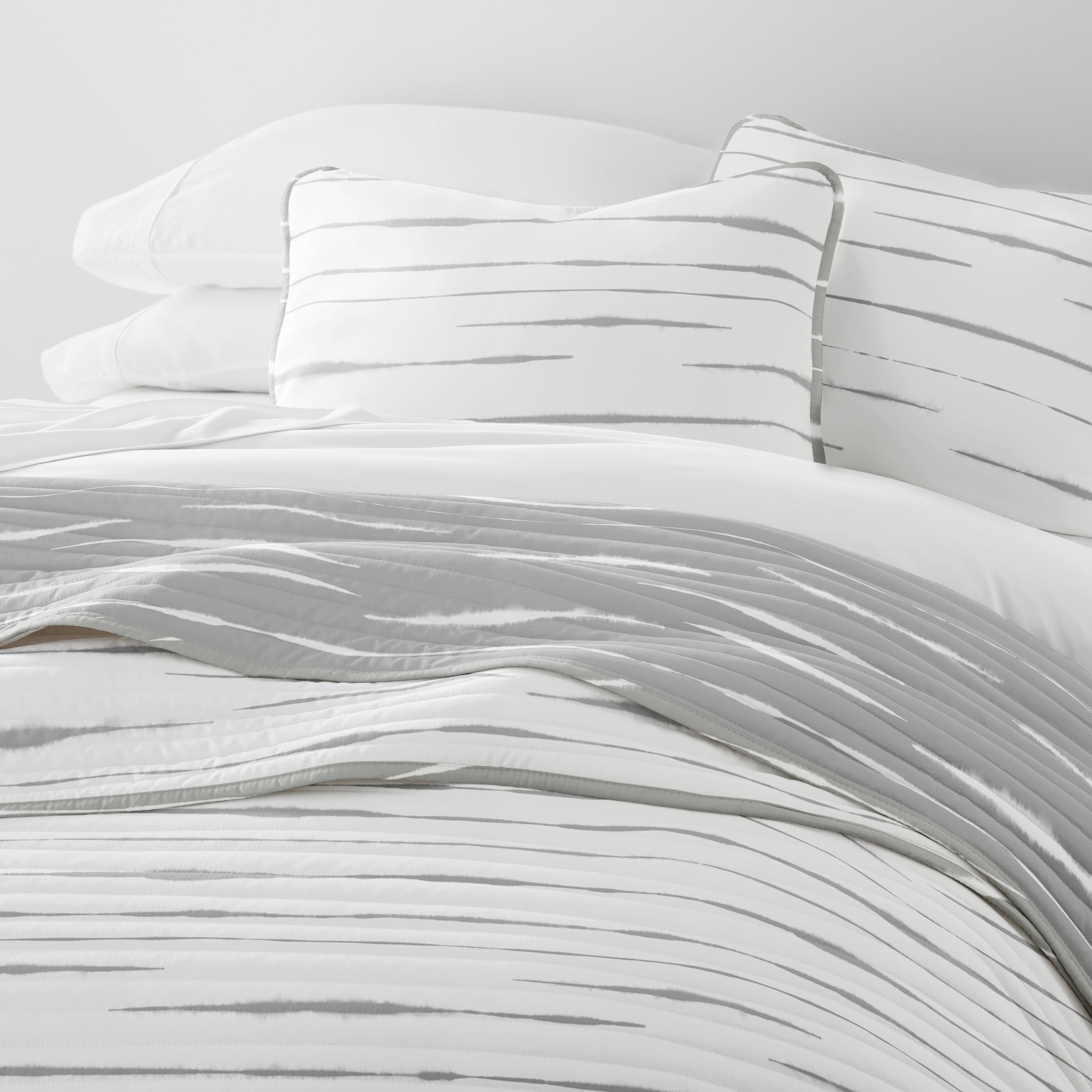 Lightweight Reversible Quilt Sets in Light Gray Horizon Patterned Coverlet for King/Cal King Size Beds by Comfort Canopy