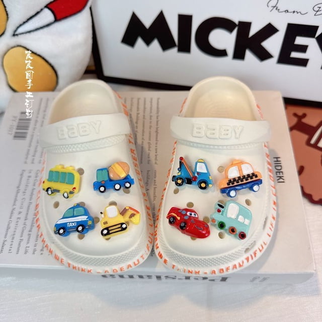 Zapatillas de coche para niños, vehículos de ingeniería para niños, zapatos con agujeros en la pared para coches, ropa exterior de verano bonita, modelos de moda para niños y hombres