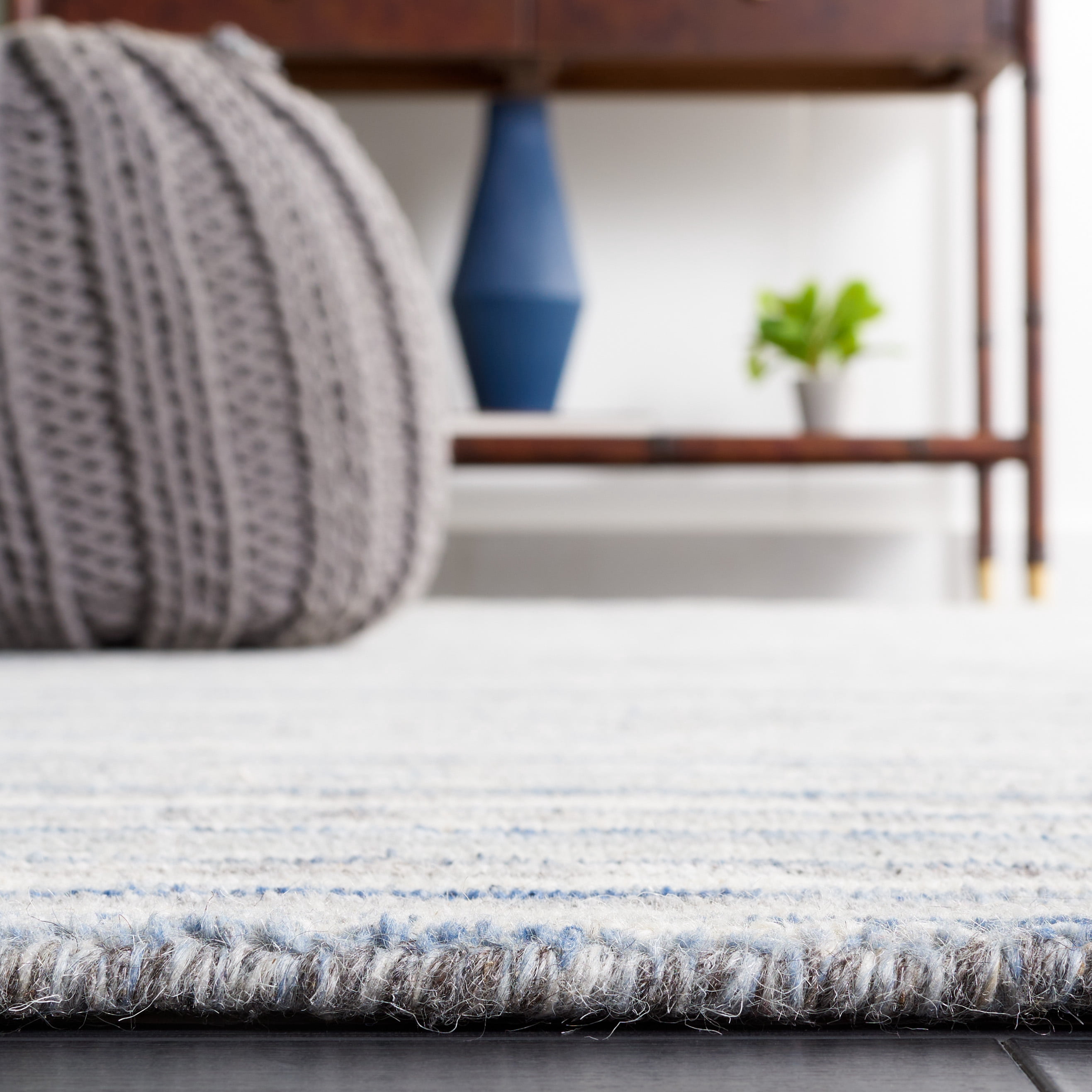 SAFAVIEH Mirage Toby Solid Area Rug, Ivory/Blue, 4' x 6'