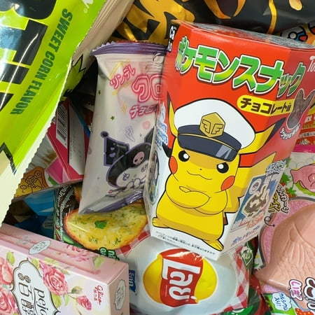 MUNCHII TIME Asian Snack Box – 6 lbs of Popular Japanese, Korean & International Snacks – Chips, Cookies, Candy & More – Gift Variety Pack
