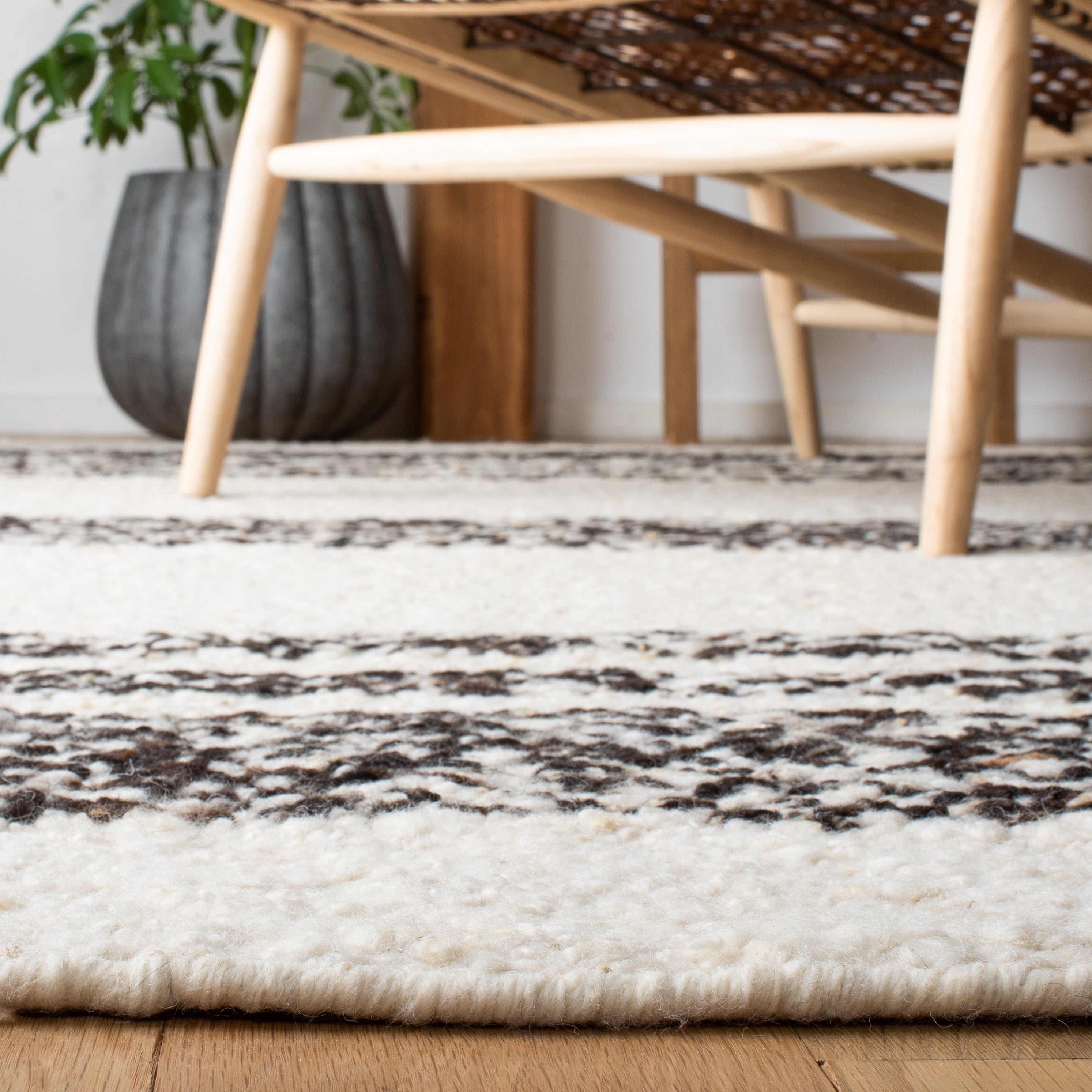 SAFAVIEH Natura Zyana Geometric Striped Area Rug, Black/Ivory, 3' x 5'