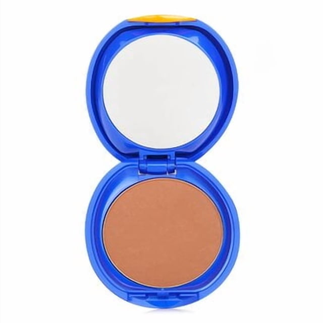Base de maquillaje compacta Shiseido con protección UV SPF 30, color marfil oscuro