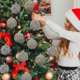 thumbnail image 4 of Bola Decorativa De Terciopelo Paquete De 12 Bolas Navideñas De 8cm Para Árbol De Navidad, De Terciopelo Burdeos, Con Cuerda Para Colgar, Irrompibles, Color Gris Rkxzt, 4 of 8