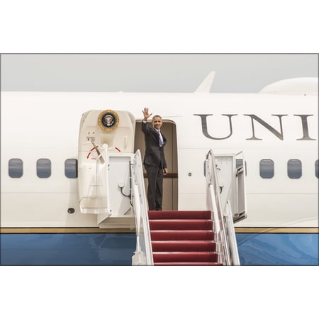 24"x36" Gallery Poster, President Barrack Obama boards air force one