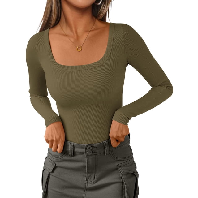 Remera PRETTYGARDEN de canalé con escote redondo y mangas largas en verde militar, talla S