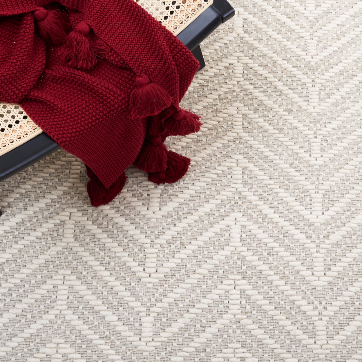 SAFAVIEH Marbella Zowie Zig-Zag Area Rug, Ivory/Beige, 8' x 10'