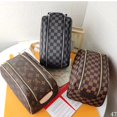 thumbnail image 2 of Prepárese Para Enviar Una Bolsa De Cosméticos L.V Auténtica Con Cremalleras Dobles . Cuarenta Y Siete Mil Quinientos Veintiocho, 2 of 4