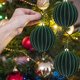 thumbnail image 5 of pstuiky Bolas nevadas para decorar el árbol de Navidad (2 unidades, 15 cm), 5 of 6