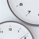 thumbnail image 3 of Reloj de pared moderno de madera maciza, silencioso, funciona con pilas, manecillas en forma de lágrima., 3 of 7