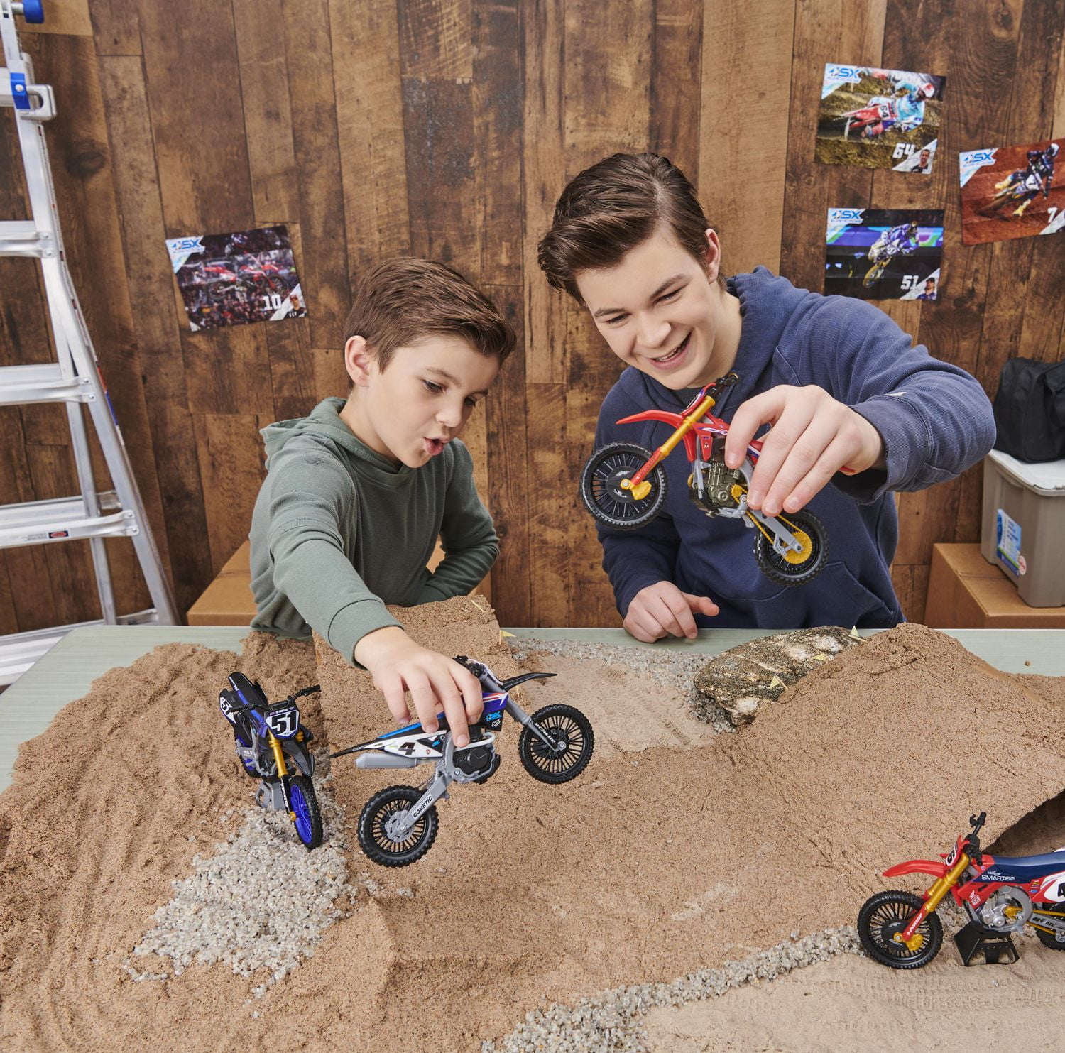 Supercross, Réplique de moto authentique de Justin Barcia en métal moulé à collectionner à l'échelle 1:10 avec support, pour les enfants et les collectionneurs à partir de 5 ans