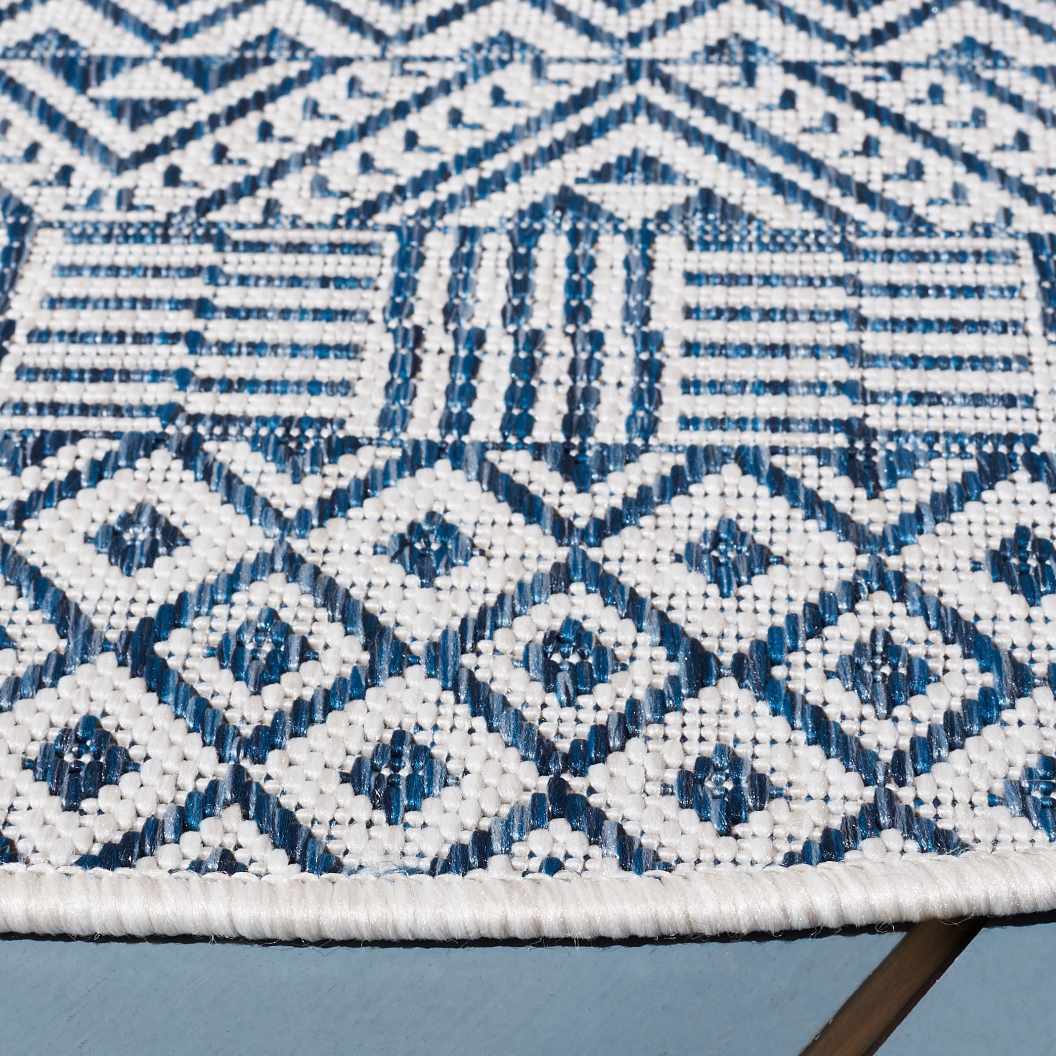 SAFAVIEH Courtyard Evander Geometric Indoor/Outdoor Area Rug, Blue/Navy, 5'3" x 5'3" Round